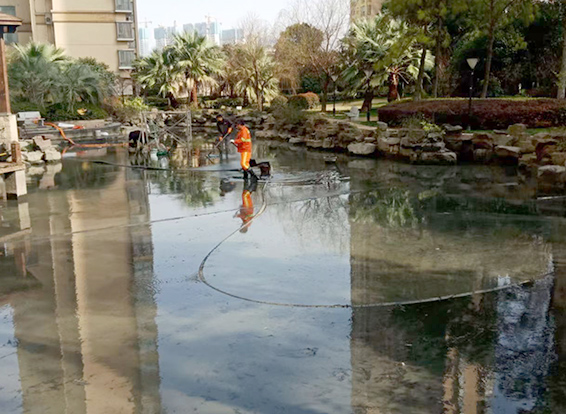 泸定景观池淤泥清理