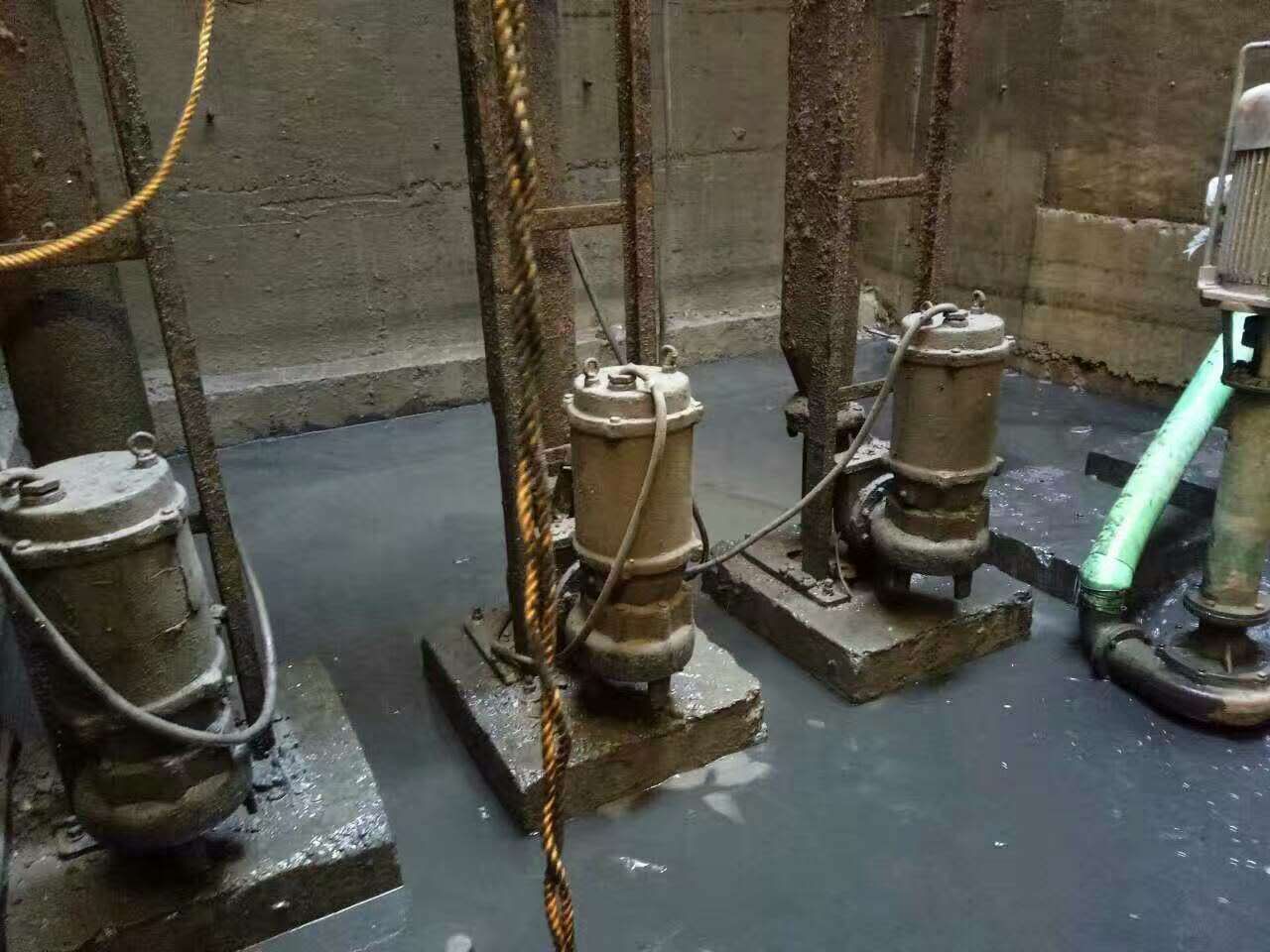 泸定污水池清理