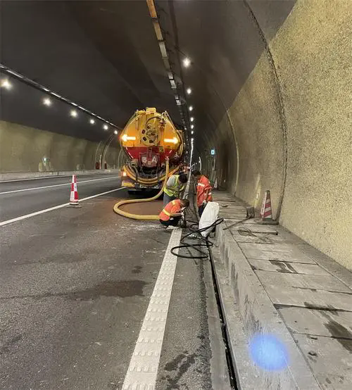 泸定隧道排水渠清淤